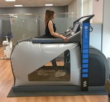 <div class=lightGallery-captions><p>Nuevos tapices antigravedad AlterG para tratar lesiones en extremidades inferiores.</p><p>Se trata de una cinta andadora que gracias al flujo de aire a presión en una bolsa estanco consigue la ingravidez en la parte inferior del cuerpo, piernas y caderas, sin que afecte a la parte superior.</p><h4>Material cedido por 003 - UMIVALE ACTIVA</h4><span>2025</span></div>